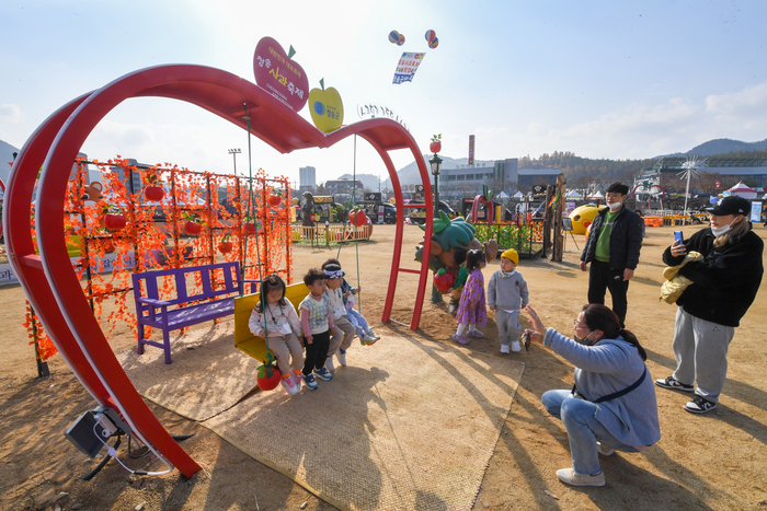 지난 청송사과축제 포토부스에서 어린이들이 사진을 찍고 있다. 영남일보  DB
