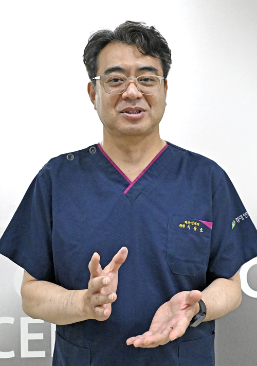 30일 오전 대구 수성구 경대연합의원에서 이상호 원장이 한국보건의료인국가시험원 유치 추진단장을 맡게 된 소회를 밝히고 있다. 이윤호 기자