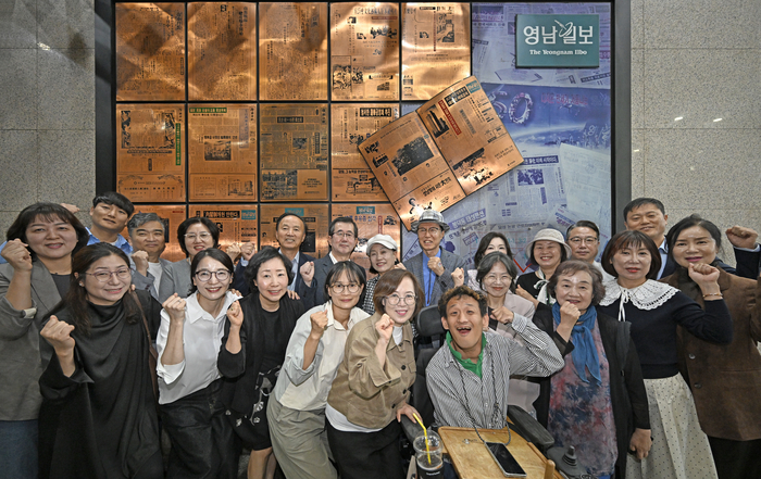 지난 5일 영남일보 시민기자 20주년 기념 모임에 참석한 시민기자들이 본사 1층에서 기념촬영하고 있다. 이윤호기자