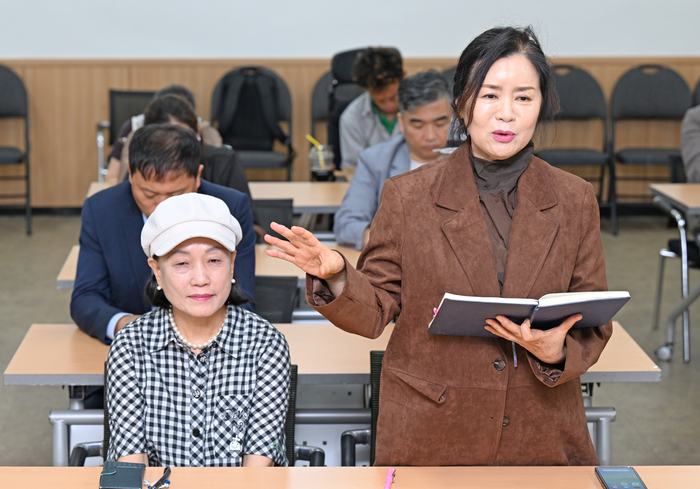 지난 5일 대구 동구 영남일보 대강당에서 열린 시민기자 20주년 기념 모임에서 김호순 시민기자가 활동하면서 특별했던 경험을 이야기하고 있다. 이윤호기자