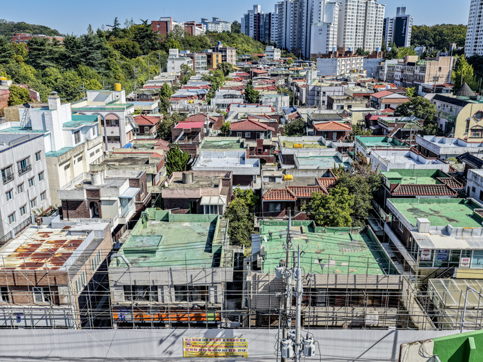 8일 대구 수성구 만촌32구역에 재개발을 앞둔 노후 주택가가 인근 아파트 단지와 학교 운동장 사이에 자리하고 있다. 수성32구역 주택재개발정비사업은 주민 이주를 마치고 지장물 정리와 철거를 준비하고 있으며, 2027년 상반기 본격적인 철거가 예정돼 있다. 이현덕기자