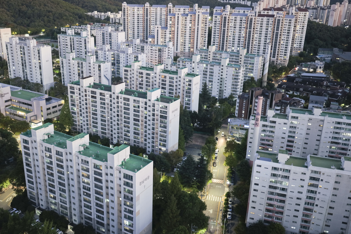 8일 대구 수성구 범어4동 경남타운 전경. 경남타운은 2018년 재건축 조합설립인가를 받은 뒤 현재 사업시행계획 협의를 진행하고 있다. 이현덕기자