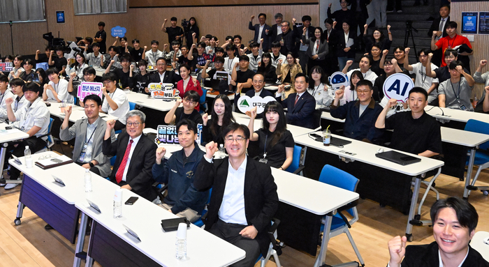 9일 대구 북구 경북대학교 크리에이티브파크에서 열린 피지컬 AI 챌린지(PAC 2026) 개회식에서 참가자와 내빈들이 기념촬영을 하고 있다. 이번 대회는 지역 제조기업이 제시한 현장 과제를 AI·로봇 기술로 해결하는 산업 연계형 경진대회로, 10일까지 진행된다. 정세영 수습기자