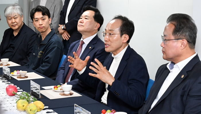9일 대구 북구 경북대학교 크리에이티브파크에서 열린 피지컬 AI 챌린지(PAC 2026) 차담회에서 추경호 대구시장이 발언하고 있다. 왼쪽부터 변종현 영남일보 편집국장, 배민수 영남일보 부사장, 김승수 국회의원, 추경호 대구시장, 박현규 대구광역시의회 의원. 정세영 수습기자