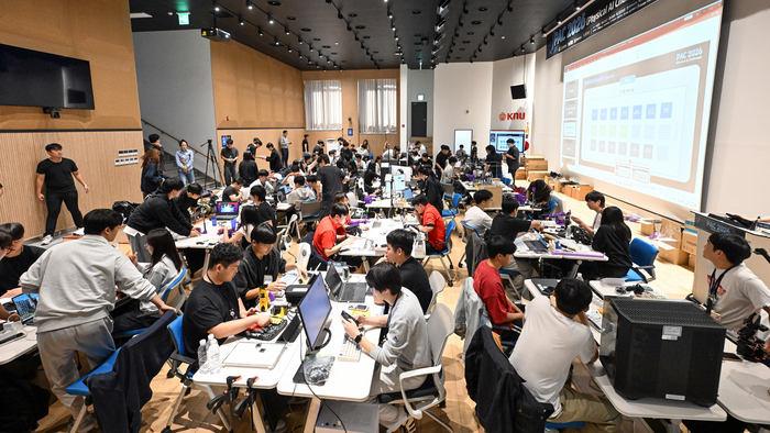 9일 대구 북구 경북대학교 크리에이티브파크에서 열린 피지컬 AI 챌린지(PAC 2026) 1분과에서 참가자들이 아이디어를 구체화하고 프로토타입을 제작하고 있다. 참가자들은 안동청과·에코프로비엠·효림엑스이가 제시한 기업 미션과 자율주제 과제를 AI·로봇 기술을 활용해 해결한다. 이번 대회는 지역 제조기업이 제시한 현장 과제를 AI·로봇 기술로 해결하는 산업 연계형 해커톤으로, 10일까지 진행된다. 정세영 수습기자