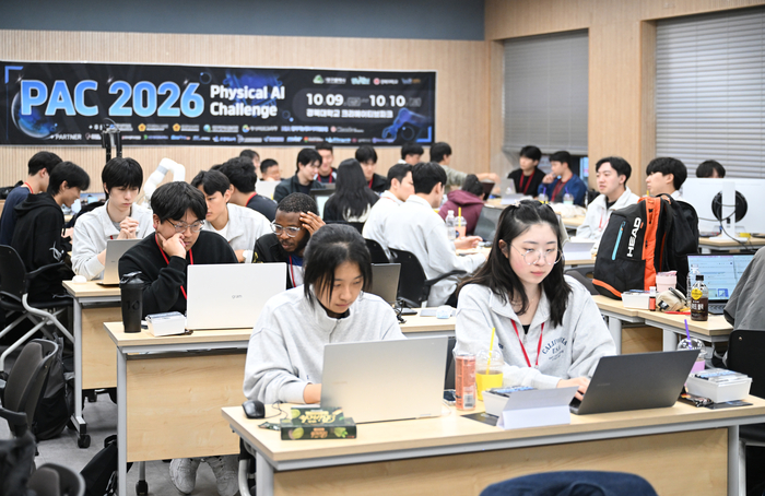 9일 대구 북구 경북대학교 크리에이티브파크에서 열린 피지컬 AI 챌린지(PAC 2026) 2분과에서 참가자들이 HD현대로보틱스가 제시한 혼합 팔레타이징 적재 패턴 생성과 표면가공 최적 경로 생성 미션의 해결방안을 구체화하고 있다. 이번 대회는 지역 제조기업의 현장 과제를 AI·로봇 기술로 해결하는 산업 연계형 해커톤으로, 10일까지 진행된다. 정세영 수습기자