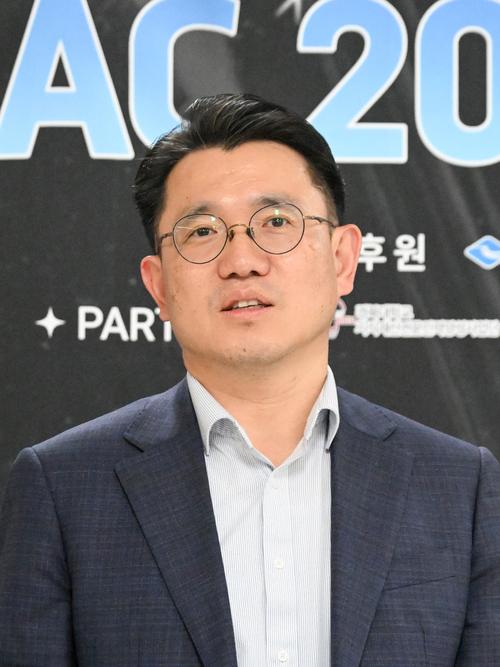 10일 대구 북구 경북대학교 크리에이티브파크에서 열린 피지컬 AI 챌린지(PAC 2026)에서 주충호 한국로봇산업진흥원 수석연구원 심사위원으로 참여한 뒤 대회 총평을 이야기 하고 있다. 정세영 수습기자