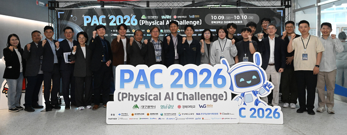 10일 대구 북구 경북대학교 크리에이티브파크에서 열린 피지컬 AI 챌린지(PAC 2026)에서 멘토와 심사위원들이 기념촬영을 하고 있다. 대회 기간 멘토들은 참가팀의 아이디어 구체화와 프로토타입 제작을 지원했으며, 심사위원들은 지역 제조기업이 제시한 현장 과제에 대한 참가팀의 해결 결과와 발표를 심사했다. 정세영 수습기자
