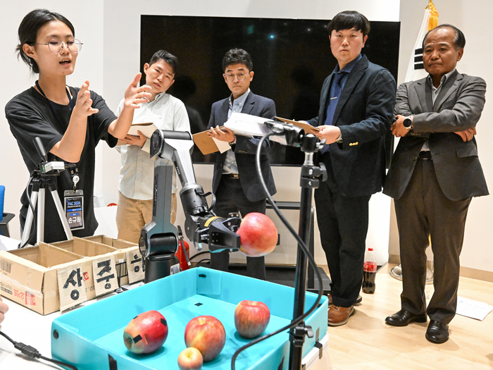 10일 대구 북구 경북대학교 크리에이티브파크에서 열린 피지컬 AI 챌린지(PAC 2026) 1분과에서 불사조팀이 안동청과의 사과 품질 선별 및 포장 자동화 미션 수행 결과를 발표하고 시연하고 있다. 참가팀들은 전날부터 기업이 제시한 현장 과제 또는 자율주제를 바탕으로 아이디어를 구체화하고 프로토타입을 제작해 이날 심사위원들 앞에서 발표와 시연을 진행했다. 정세영 수습기자