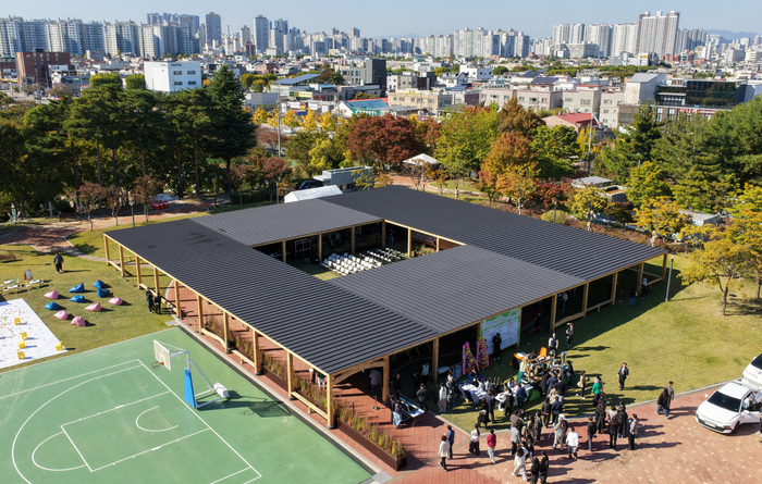 27일 대구 수성못에 설치된 2026 수성국제비엔날레 빅 루프(Big Roof). 이윤호기자