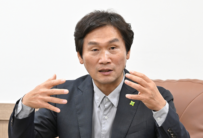 조현일 경산시장이 지난달 29일 경산시청에서 가진 영남일보와의 인터뷰에서 민선 9기 시정 목표에 대해 설명하고 있다.