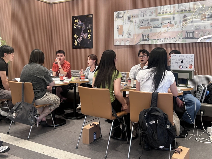 지난달 대구 출신 크리에이터 시골쥐가 커피 프랜차이즈 투썸플레이스와 함께 진행한 퇴근 후 야자: 투썸X시골쥐 야간 자율 학습 행사. 투썸플레이스 제공