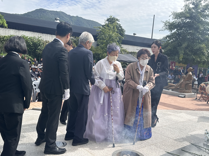 1일 대구 달성군 가창면 10월항쟁 및 한국전쟁 전후 민간인 희생자 위령탑 일대에서 열린 10월항쟁 80주년 추념식. 조현희기자