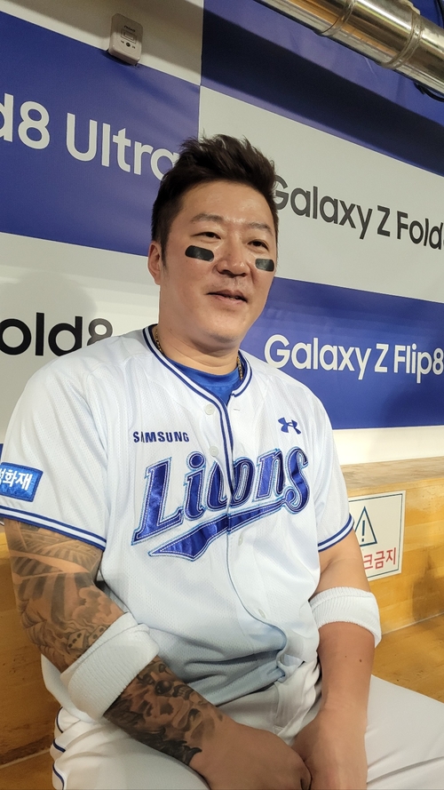 지난달 30일 대구삼성라이온즈파크에서 열린 삼성과 한화 경기 직후 취재진과 만남을 가진 최형우가 포즈를 취하고 있다. 임훈기자