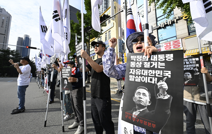1일 오전 대구 수성구 대구지방법원 앞에서 열린 박정희 전 대통령 동상 철거 반대 집회에서 구국 대구투쟁본부 회원들이 동상 철거에 반대하는 구호를 외치고 있다. 이날 대구지법 민사11부(부장판사 권준범)는 국가철도공단이 대구시를 상대로 제기한 동대구역 박정희 전 대통령 동상 관련 구조물 인도 청구 소송에서 원고의 청구를 기각했다.
이윤호기자 yoonhohi@yeongnam.com