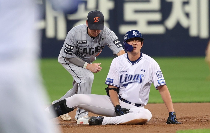 지난달 30일 대구삼성라이온즈파크에서 열린 삼성과 한화 경기중 2루에 주저앉은 구자욱(오른쪽)이 다리 통증을 호소하고 있다. 삼성 라이온즈 제공