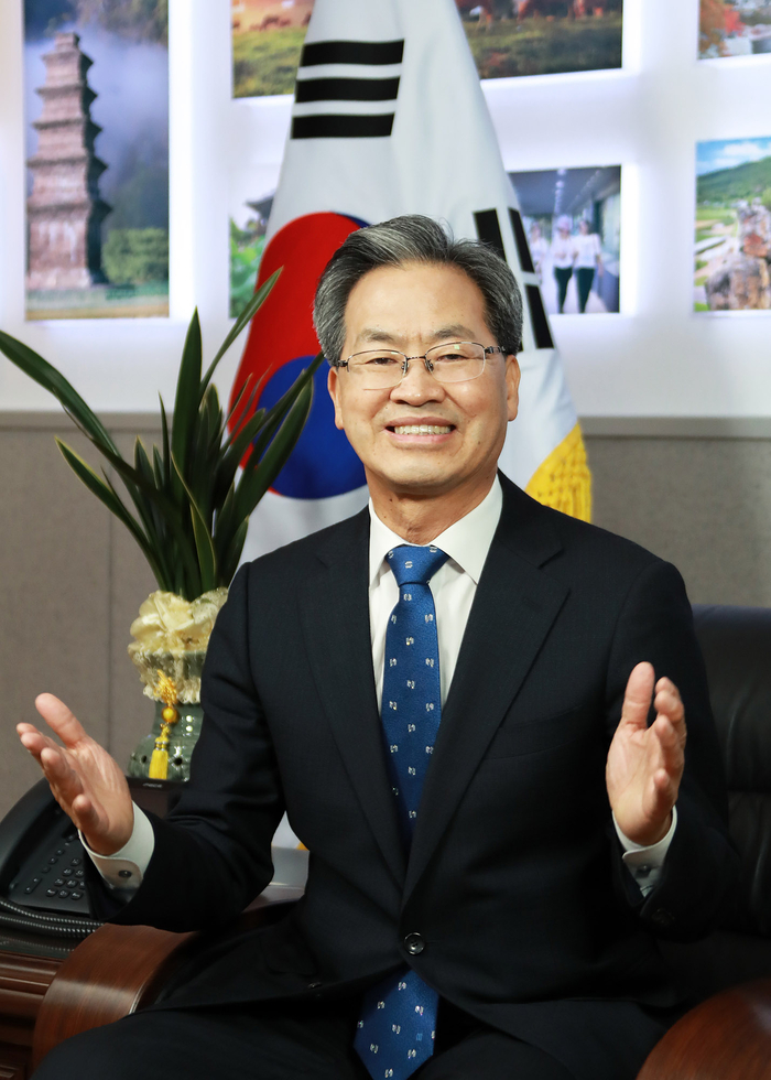 3선에 성공한 오도창 영양군수의 민선 9기 목표는 평생행복도시 영양이다. 오 군수가 기본소득부터 각종 정주여건개선까지 군정에 대한 구상을 말하고 있다. <영양군 제공>