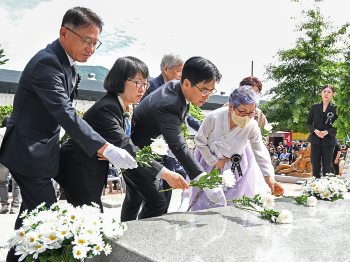 1일 오전 대구 달성군 가창면 10월항쟁 위령탑에서 열린 6대 종단 합동위령제 및 80주기 추념식에 참석한 유족을 비롯한 내빈들이 희생자들을 기리며 헌화하고 있다. 10월항쟁은 해방 직후인 1946년 10월 1일 대구에서 식량난과 미곡 수집·제한 배급, 노동·정치적 갈등 속에서 발생해 경찰의 발포를 계기로 전국으로 확산됐으며, 진압 과정에서 다수의 민간인이 희생됐다.
정세영 수습기자 sy302@yeongnam.com