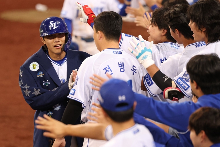 지난 1일 대구삼성라이온즈파크에서 열린 삼성과 한화 경기에서 홈런을 쏘아올린 이재현이 동료들과 하이파이브하고 있다. 삼성 라이온즈 제공