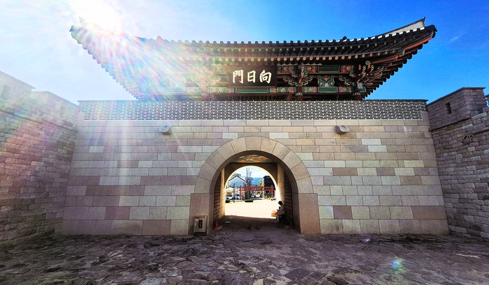 복원된 경주읍성 향일문. 황성공원에서 도심을 지나 걸어오면 만나는 경주읍성의 동쪽 문. 장성재기자