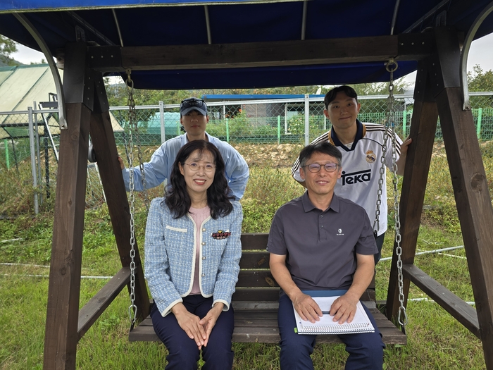 구미 옥성초 김상욱(왼쪽 위에서 시계방향으로) 5학년 담임선생님과 배유미 교장, 신현제 교무부장, 김성환 연구부장. 박용기 기자