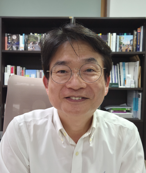 포항고등학교 총동창회장이자 이전추진위원장을 맡고 있는 이재원 포항e요양병원 병원장. 전준혁 기자