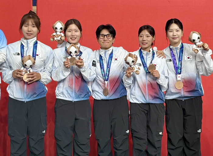지난달 30일 일본 시즈오카현 이즈 벨로드롬에서 열린 2026 아이치·나고야 아시안게임 트랙 사이클 여자 단체추발 경기에서 동메달을 획득한 한국대표팀 김민정, 장수지(이상 상주시청), 노윤서(대구시청), 신지은(금산군청)이 시상대에 올라 기념촬영을 하고 있다. 연합뉴스