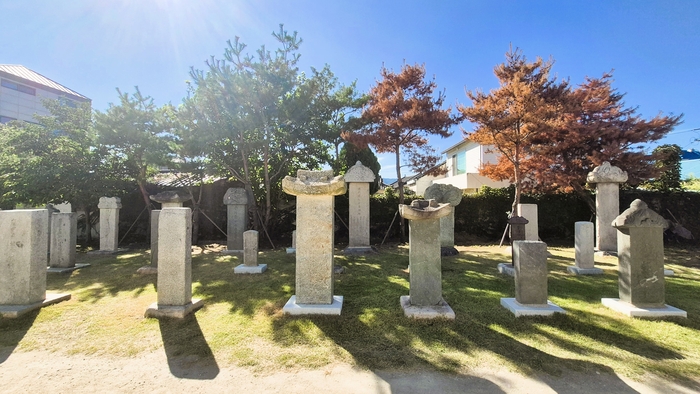 경주읍성 아래 한자리에 모인 옛 비석들. 반듯한 비신부터 지붕 모양과 구름·꽃무늬를 새긴 머릿돌까지 크기와 형태가 제각각이다. 건립 시기도 16세기 말부터 20세기 초까지 300년 넘는 차이가 난다. 장성재기자