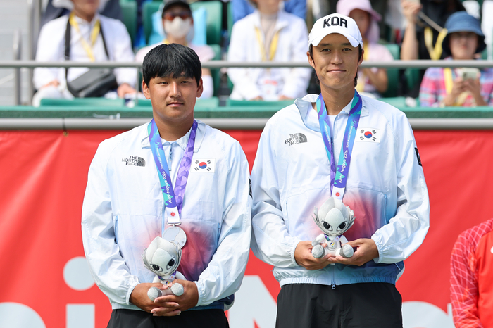 2일 일본 나고야 히가시야마 공원 테니스센터에서 열린 2026 아이치·나고야 아시안게임 테니스 남자 복식 결승에서 은메달을 차지한  대한민국 남지성과 박의성이 메달을 목에 걸고 기념촬영을 하고 있다. 연합뉴스