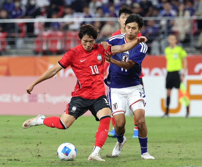 3일 일본 아이치현 도요타 스타디움에서 열린 2026 아이치·나고야 아시안게임 남자 축구 대한민국과 일본의 결승에서 배준호가 슛을 하고 있다. 연합뉴스