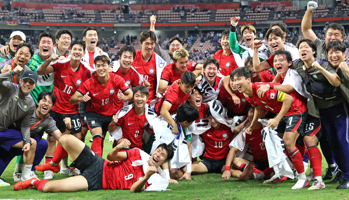 3일 일본 아이치현 도요타 스타디움에서 열린 2026 아이치·나고야 아시안게임 남자 축구 대한민국과 일본의 결승에서 승리 후 금메달을 획득한 한국 선수들이 기뻐하고 있다. 연합뉴스
