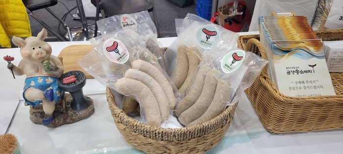 김은숙 대표가 직접 만든 수제 소세지가  젊은이들에게 인기가 높다. 원형래기자