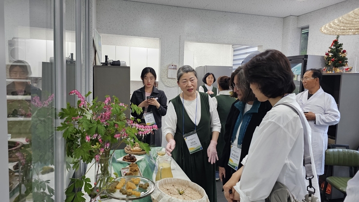 최근 김은숙 대표가 외국인관광객에게 직접 만든 음식을 대해 설명하고있다. 원형래기자