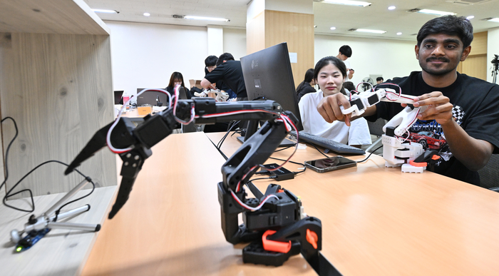 지난해 6월 대구에서 열렸던 허깅페이스 르로봇 해커톤 대회에서  경북대 Knubotis팀이 로봇팔을 점검하고 있다. 영남일보DB
