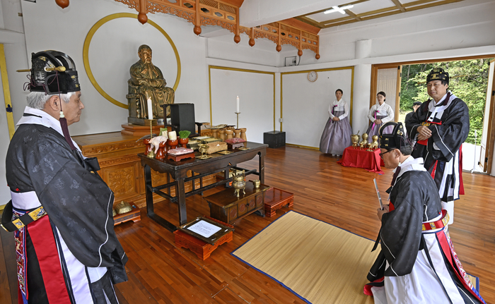 3일 오전 대구 수성구 국조단군성전에서 단기 4359년 단군대제가 열려 참석자들이 개천절을 맞아 홍익인간 정신을 되새기며 전통 제례를 지내고 있다. 개천절은 단군의 고조선 건국을 기념하는 국경일로, 대구 국조단군성전은 해방 직후 달성공원 일본신사 자리에 마련된 국조전에서 시작해 1966년 현재 자리로 옮겨져 단군을 모신 성전으로 이어지고 있다.
이윤호기자 yoonhohi@yeongnam.com