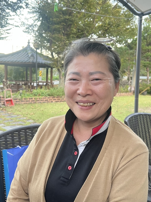 김은숙 음식연구소 대표가 야외에서 인터뷰 모습. 원형래기자