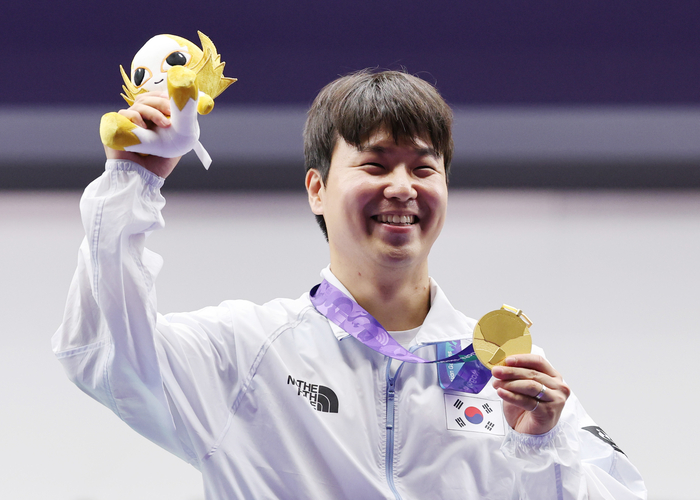 지난 1일 일본 아이치현 종합사격장에서 열린 2026 아이치·나고야 아시안게임 사격 남자 25ｍ 속사권총 개인전에서 슛오프 끝에 금메달을 차지한 한국 이건혁이 메달을 들어보이고 있다. 연합뉴스