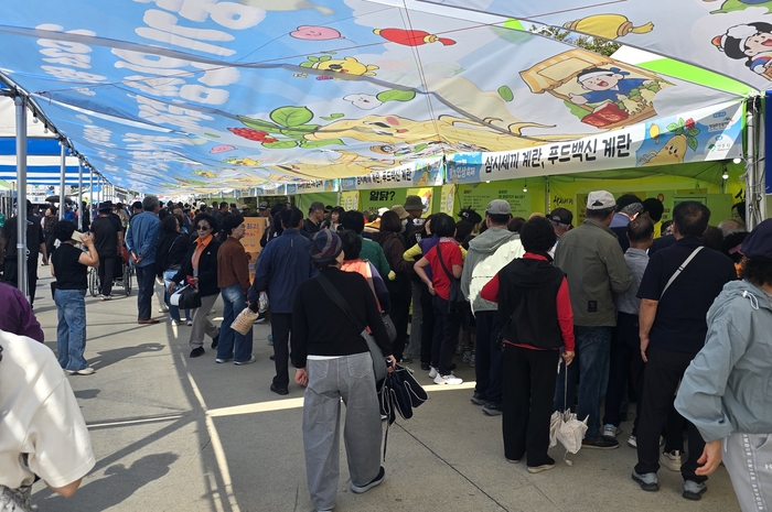 영주풍기인삼축제장 먹거리부스에 방문객들이 인산인해를 이루며 줄을 서고 있다. 권기웅기자