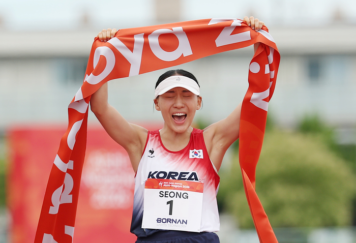 지난달 20일 일본 아이치현 안조 스포츠파크에서 열린 2026 아이치·나고야 아시안게임 근대5종 여자 개인 결승 레이저런 경기에서 한국 성승민이 결승선을 통과하며 환호하고 있다. 대구의 딸 성승민은 이번 대회 첫 금메달을 한국 선수단에 안겼다. 연합뉴스