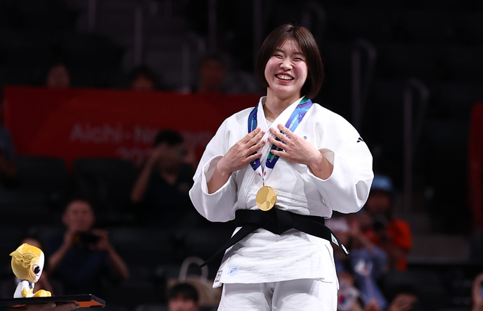 지난 1일 일본 나고야 아이치 인터내셔널 아레나에서 열린 2026 아이치·나고야 아시안게임 유도 여자 57kg급 시상식. 금메달을 획득한 한국 허미미가 미소짓고 있다. 연합뉴스