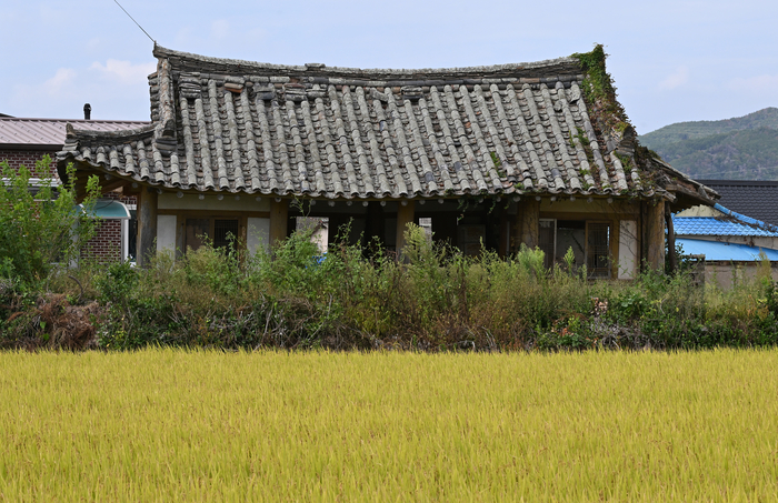 송천정사는 안동권씨 문중이 영동학교를 세워 신학문과 민족의식을 가르친 교육구국운동의 장소다. 이곳에서 수학한 인재들은 1919년 영해 3·18 만세운동을 주도하는 핵심 주역으로 활약했다.