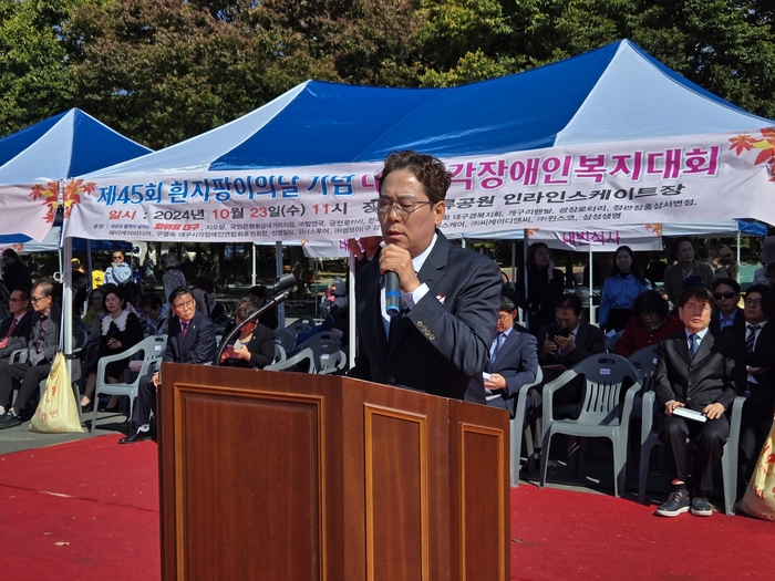 한국시각장애인연합회 김재룡 회장이 2014년 대구지부장 당시 활동하던 모습. 2024년 제45회 흰지팡이의날 기념 행사에서 당시 김재룡 지부장이 발언하고 있다. 한국시각장애인연합회 제공