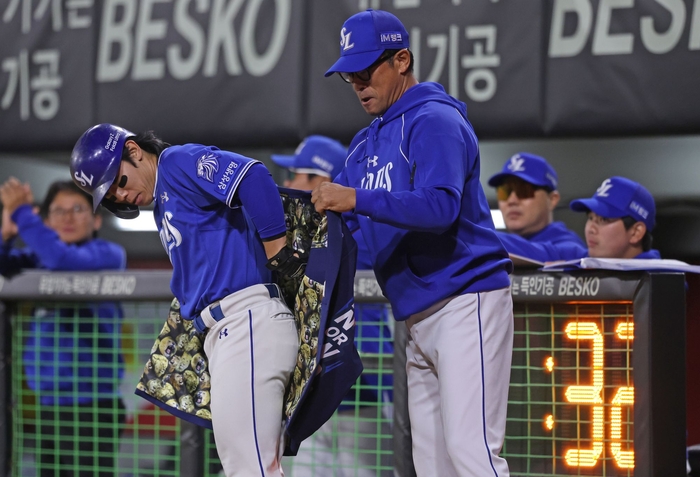 6일 대구삼성라이온즈파크에서 열린 삼성과 KIA 경기에서 시즌 6호 홈런을 기록한 김성윤(왼쪽)이 무라카미 투수 코치의 도움으로 홈런 재킷을 입고 있다. 삼성 라이온즈 제공