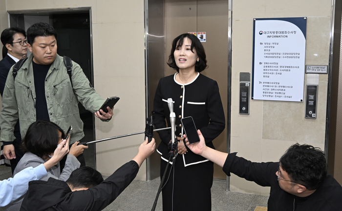 6일 대구 남구 대구지방중수청으로 출근한 홍종희 대구지방중대범죄수사청장이 기자들의 질문에 답하고 있다. 홍 청장은 조직의 기틀을 마련하고 전문 수사 역량과 인권 보호를 최우선 가치로 삼겠다고 밝혔다.
이윤호기자 yoonhohi@yeongnam.com