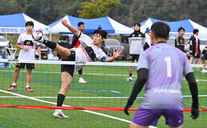 제29회 문화체육관광부장관기 시·도대항 전국족구대회가 3일 상주 중동면 강변축구장에서 열렸다. 전국 J5부 충북J5 - 상주곶감삼백의 경기에서 안희태(상주곶감삼백)가 공격하고 있다.