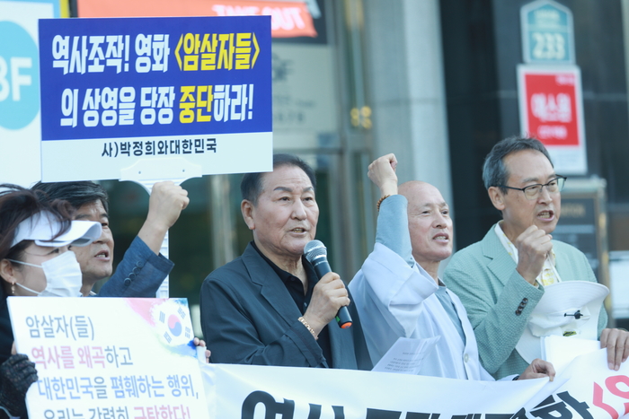 김용창(오른쪽 세번째) 박정희와 대한민국 이사장이 성명서를 낭독하고 있다. 박정희와 대한민국 제공