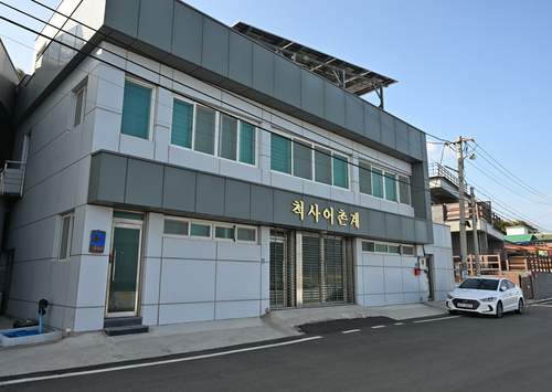 경주 척사항에 있는 척사어촌계 건물. 척사 어촌계는 전복과 미역, 해삼과 소라 등을 채취한다. 특히 척사 자연산 돌미역은 마을의 이름을 걸고 내놓는 먹거리다. 감포 앞바다의 거센 파도를 견디며 자라 줄기가 굵다.