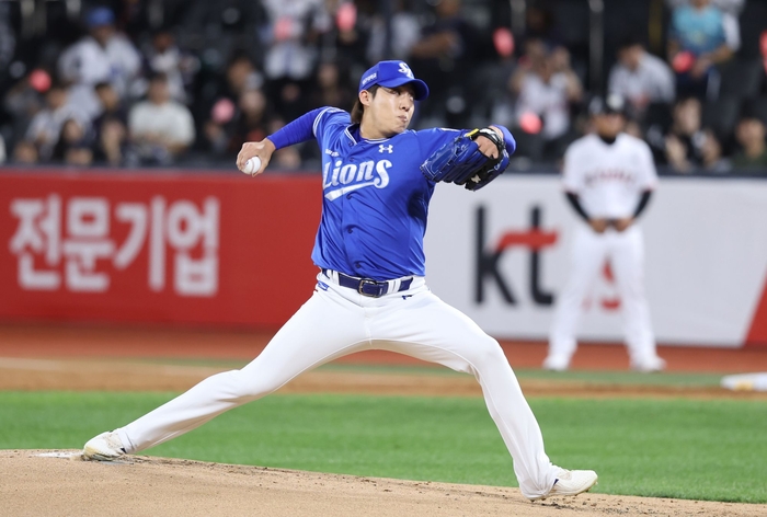 7일 수원 KT위즈파크에서 열린 삼성과 KT 경기에 선발로 나선 원태인이 투구하고 있다. 삼성 라이온즈 제공