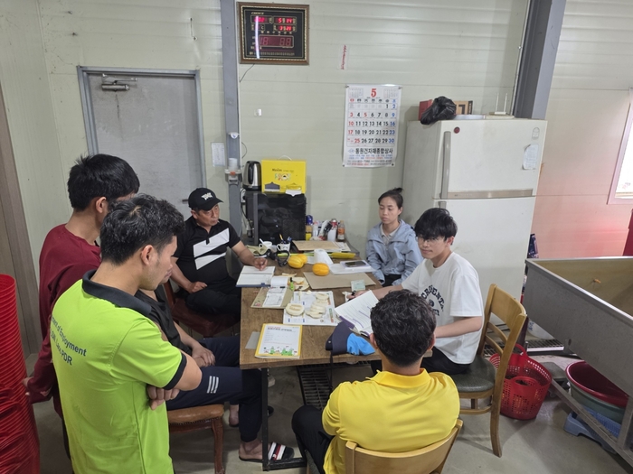 지난해 라오스 현지에서 성주군 외국인 계절근로자 선발 심사가 진행되고 있다. 성주군은 민간 송출업체를 통하지 않고 해외 지자체와 직접 소통해 근로자를 선발하고 있으며, 입국 후에는 설문조사를 통해 현지 브로커 개입 여부도 확인하고 있다. 성주군 제공