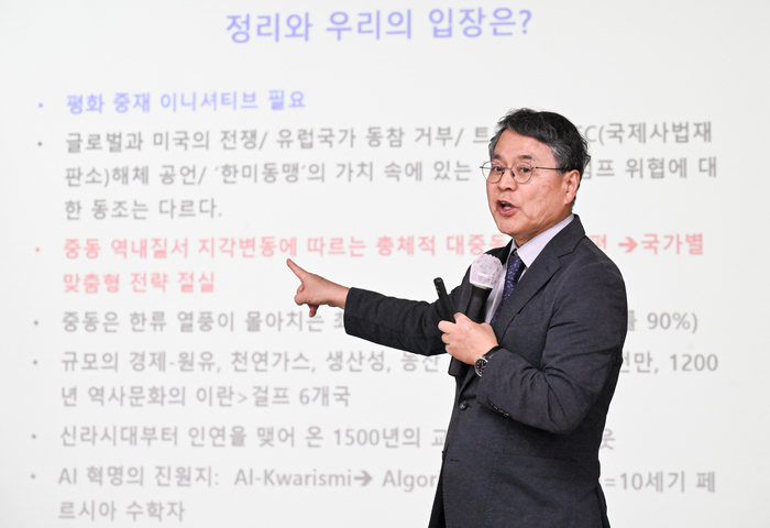 지난 6일 대구 동구 영남일보 대강당에서 열린 영남일보 CEO아카데미에서 이희수 한양대 문화인류학과 명예교수가 미-이란 전쟁의 함의와 우리의 대응, 그리고 새로운 이슬람문화 이해를 주제로 강연하고 있다. 정세영 수습기자